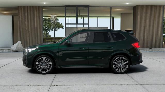 BMW X1 xDrive25e M Sport Automaat / Panoramadak / Trekhaak / Sportstoelen / Achteruitrijcamera / Comfort Access / Adaptieve LED / M Adaptief onderstel / Stuurverwarming