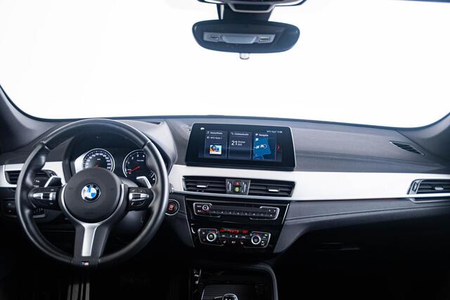 BMW X1 xDrive20i High Executive M Sport - Panoramadak - Parking/Driving assistant - Cruise control - Comfort Access - Head up - Elektrisch verwarmde voorstoelen - Hifi - Armsteun voor - Getinte Ruiten -