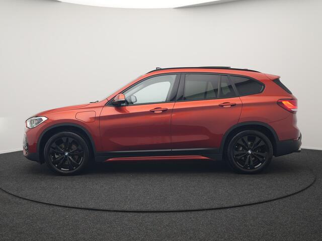 BMW X1 xDrive25e Sportline Plug In Hybrid 221pk Dealer O.H PHEV | Panodak | Adaptive Cruise | Head Up | Camera | Sportstoelen Verwarmd | Apple Carplay | LED Koplampen | Navigatie | DAB | 18"L.M |