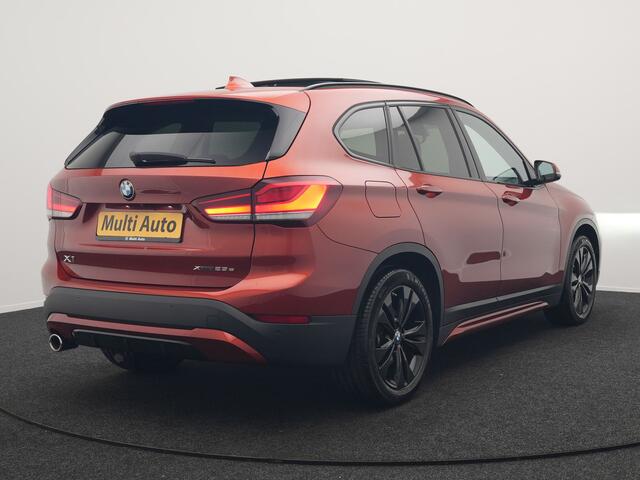 BMW X1 xDrive25e Sportline Plug In Hybrid 221pk Dealer O.H PHEV | Panodak | Adaptive Cruise | Head Up | Camera | Sportstoelen Verwarmd | Apple Carplay | LED Koplampen | Navigatie | DAB | 18"L.M |