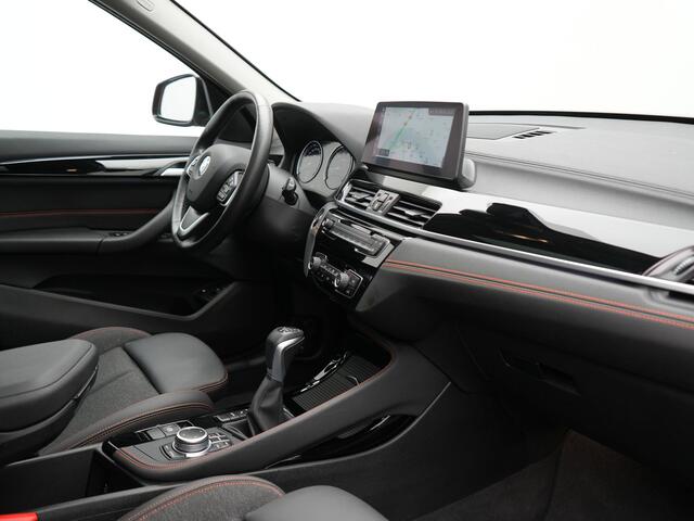 BMW X1 xDrive25e Sportline Plug In Hybrid 221pk Dealer O.H PHEV | Panodak | Adaptive Cruise | Head Up | Camera | Sportstoelen Verwarmd | Apple Carplay | LED Koplampen | Navigatie | DAB | 18"L.M |