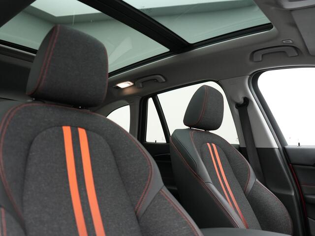 BMW X1 xDrive25e Sportline Plug In Hybrid 221pk Dealer O.H PHEV | Panodak | Adaptive Cruise | Head Up | Camera | Sportstoelen Verwarmd | Apple Carplay | LED Koplampen | Navigatie | DAB | 18"L.M |