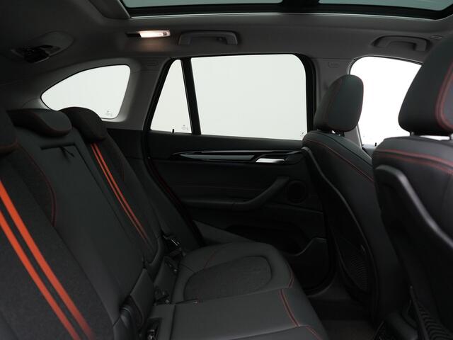 BMW X1 xDrive25e Sportline Plug In Hybrid 221pk Dealer O.H PHEV | Panodak | Adaptive Cruise | Head Up | Camera | Sportstoelen Verwarmd | Apple Carplay | LED Koplampen | Navigatie | DAB | 18"L.M |
