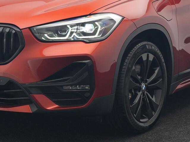 BMW X1 xDrive25e Sportline Plug In Hybrid 221pk Dealer O.H PHEV | Panodak | Adaptive Cruise | Head Up | Camera | Sportstoelen Verwarmd | Apple Carplay | LED Koplampen | Navigatie | DAB | 18"L.M |