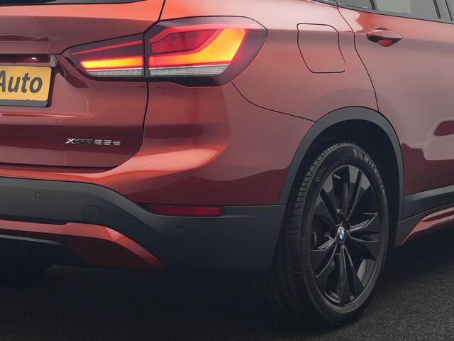 BMW X1 xDrive25e Sportline Plug In Hybrid 221pk Dealer O.H PHEV | Panodak | Adaptive Cruise | Head Up | Camera | Sportstoelen Verwarmd | Apple Carplay | LED Koplampen | Navigatie | DAB | 18"L.M |