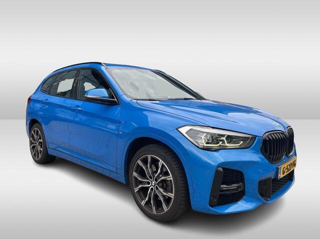 BMW X1 sDrive20i High Executive Ed. / Trekhaak / Panoramadak / Camera / Head-up / 19'' / Memory seats / Leder / Stuurverwarming / Navigatie / DAB / Stoelverwarming / Cruise Control