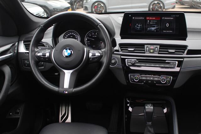 BMW X1 sDrive20i High Executive Ed. / Trekhaak / Panoramadak / Camera / Head-up / 19'' / Memory seats / Leder / Stuurverwarming / Navigatie / DAB / Stoelverwarming / Cruise Control