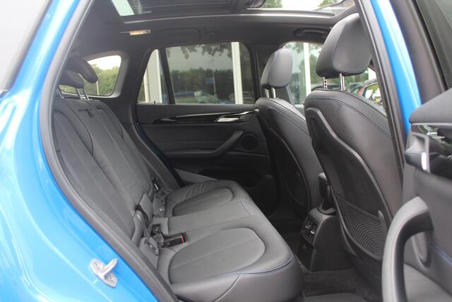BMW X1 sDrive20i High Executive Ed. / Trekhaak / Panoramadak / Camera / Head-up / 19'' / Memory seats / Leder / Stuurverwarming / Navigatie / DAB / Stoelverwarming / Cruise Control