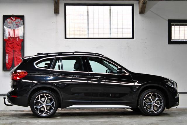 BMW X1 sDrive20i Orange Edition III | Panoramadak | Leder | Head-Up | Trekhaak | NL auto|