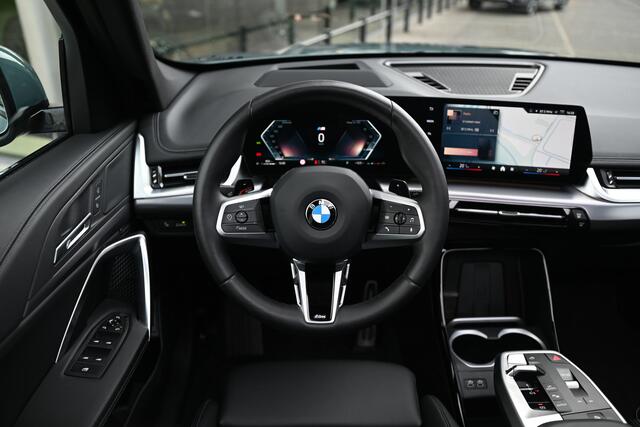 BMW X1 sDrive20i High Executive M Sport Automaat / Panoramadak / Trekhaak / Sportstoelen / M Adaptief onderstel / Comfort Access / Parking Assistant Plus / Adaptieve LED / Head-Up