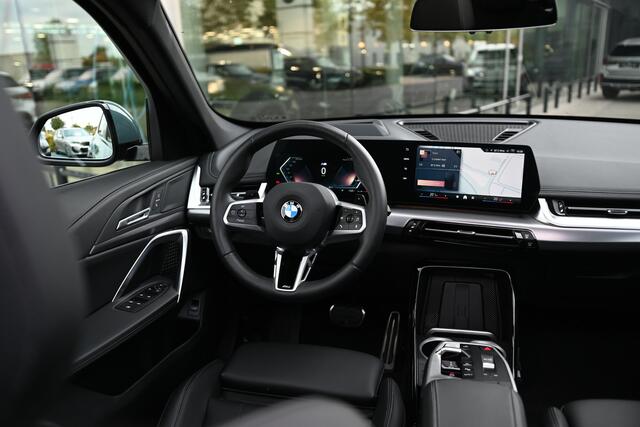 BMW X1 sDrive20i High Executive M Sport Automaat / Panoramadak / Trekhaak / Sportstoelen / M Adaptief onderstel / Comfort Access / Parking Assistant Plus / Adaptieve LED / Head-Up