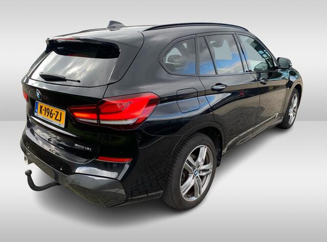 BMW X1 sDrive18i High Exe. M Sport / Trekhaak / Half leder / Navi. Proff / Parkeerhulp V+a / 18'' / Stoelverwarming / DAB / Cruise Control