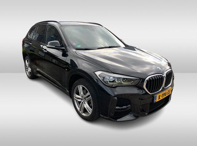 BMW X1 sDrive18i High Exe. M Sport / Trekhaak / Half leder / Navi. Proff / Parkeerhulp V+a / 18'' / Stoelverwarming / DAB / Cruise Control