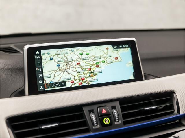 BMW X1 xDrive25i M Sport Executive 225Pk Automaat (GROOT NAVI, M PAKKET, HEAD-UP DISPLAY, HARMAN/KARDON, VIRTUAL COCKPIT, ALCANTARA SPORTSTOELEN, STOELVERWARMING, GETINT GLAS, ELEK ACHTERKLEP, NIEUWSTAAT)