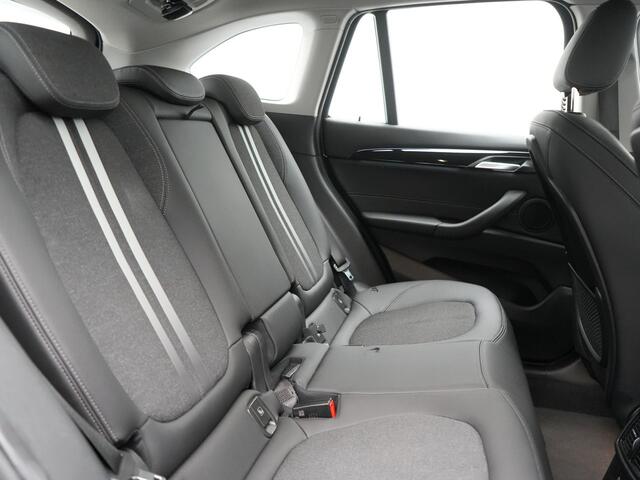 BMW X1 xDrive25e Sportline Plug In Hybrid 221pk Dealer O.H PHEV | Trekhaak Afn. | Head Up | Adaptive Cruise | Camera | Lederen Sportstoelen Verwarmd | M Sportstuur | Navigatie | DAB | 18"L.M |