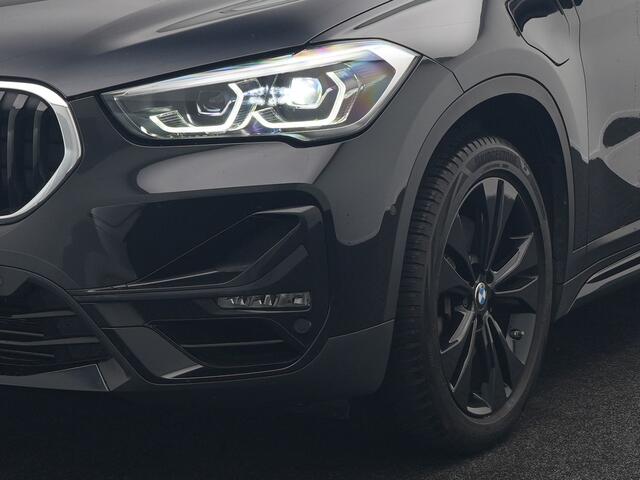 BMW X1 xDrive25e Sportline Plug In Hybrid 221pk Dealer O.H PHEV | Trekhaak Afn. | Head Up | Adaptive Cruise | Camera | Lederen Sportstoelen Verwarmd | M Sportstuur | Navigatie | DAB | 18"L.M |