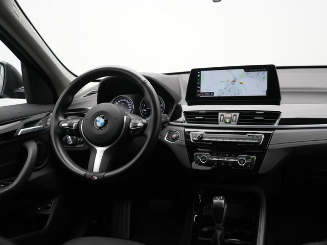 BMW X1 xDrive25e Sportline Plug In Hybrid 221pk Dealer O.H PHEV | Trekhaak Afn. | Head Up | Adaptive Cruise | Camera | Lederen Sportstoelen Verwarmd | M Sportstuur | Navigatie | DAB | 18"L.M |