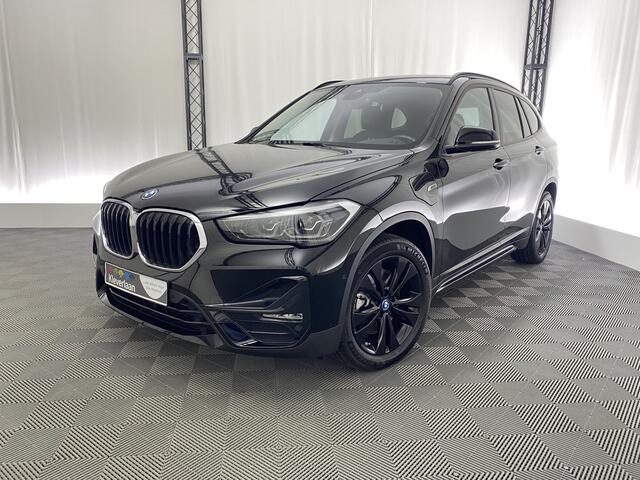 BMW X1 xDrive25e Sport Line Plus | Navigatie | Parkeerassistent | Sportstoelen | LED