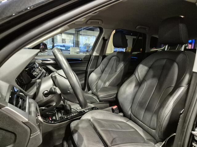 BMW X1 xDrive25e High Executive Sportline | Black edition | Camera | HUD | Leder | Trekhaak | Navigatie | Stoelverwarming | Carplay