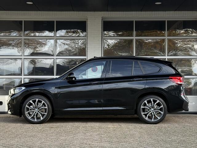 BMW X1 xDrive25e M SPORT | PANORAMA | ELEKTR. STOELEN | HARMAN KARDON | LEDER | 19 INCH LM VELGEN | TREKHAAK |