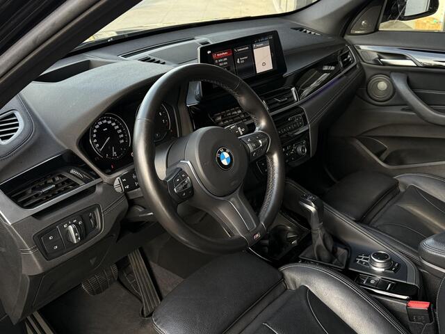 BMW X1 xDrive25e M SPORT | PANORAMA | ELEKTR. STOELEN | HARMAN KARDON | LEDER | 19 INCH LM VELGEN | TREKHAAK |