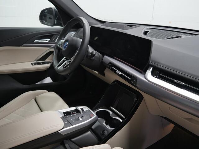 BMW X1 xDrive30e | M-Sport | Trekhaak | 20" | Panorama | Actief zetel | Head up | Harman/kardon