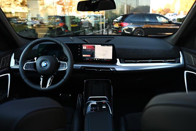 BMW X1 xDrive25e High Executive M Sport Automaat / Panoramadak / Trekhaak / Sportstoelen / M Adaptief onderstel / Comfort Access / Parking Assistant Plus / Head-Up / Harman-Kardon