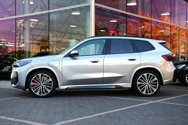 BMW X1 xDrive25e High Executive M Sport Automaat / Panoramadak / Trekhaak / Sportstoelen / M Adaptief onderstel / Comfort Access / Parking Assistant Plus / Head-Up / Harman-Kardon