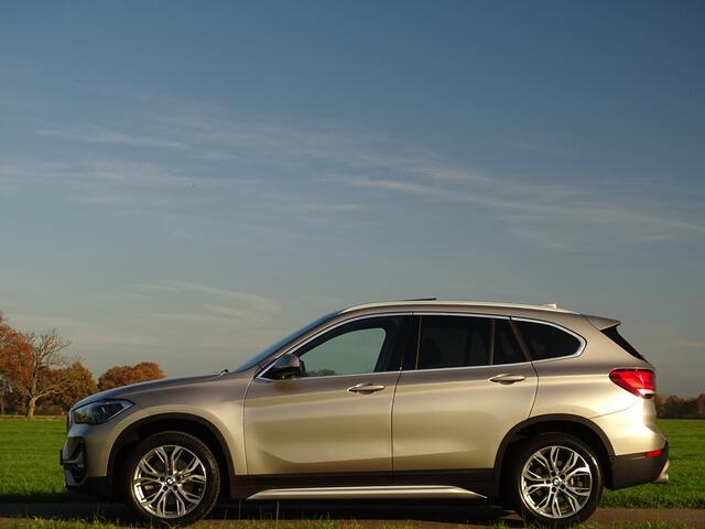 BMW X1 sDrive20i X-Line | Zwarte hemel | Pano | M-Sport stuur | Camera | Leer | Gr.NAV | Stoelverw.