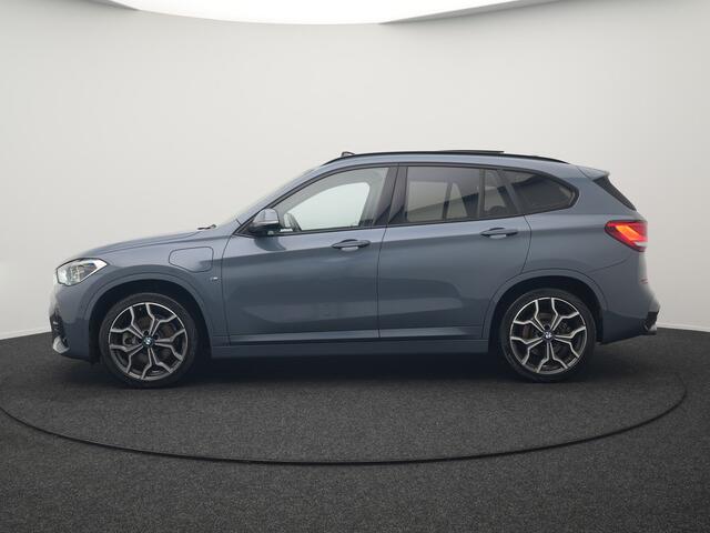 BMW X1 xDrive25e M Sport Plug In Hybrid Storm Bay Metallic 221pk Dealer O.H. PHEV | Panodak | Head Up | Adaptive Cruise | Camera | Stoelen & Stuur Verwarmd | Sfeerverlichting | Keyless | Navigatie | 19"L.M | DAB |