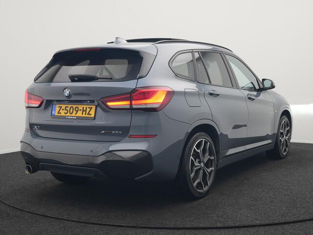 BMW X1 xDrive25e M Sport Plug In Hybrid Storm Bay Metallic 221pk Dealer O.H. PHEV | Panodak | Head Up | Adaptive Cruise | Camera | Stoelen & Stuur Verwarmd | Sfeerverlichting | Keyless | Navigatie | 19"L.M | DAB |