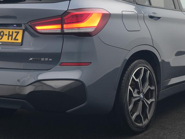 BMW X1 xDrive25e M Sport Plug In Hybrid Storm Bay Metallic 221pk Dealer O.H. PHEV | Panodak | Head Up | Adaptive Cruise | Camera | Stoelen & Stuur Verwarmd | Sfeerverlichting | Keyless | Navigatie | 19"L.M | DAB |