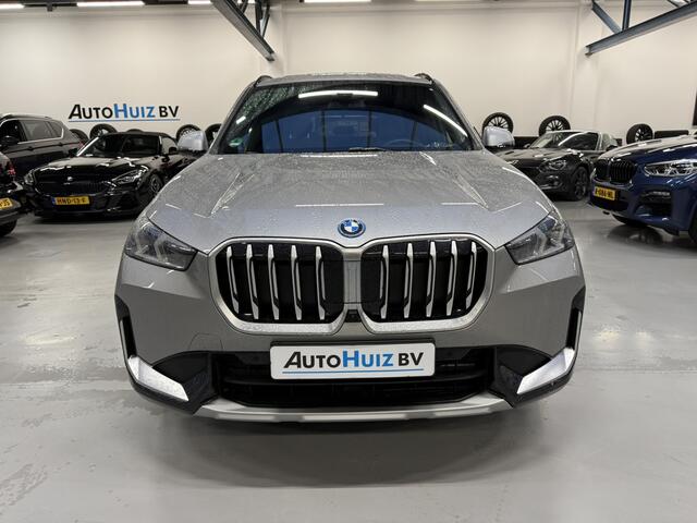 BMW X1 xDrive25e xLine LED Panoramadak Trekhaak LED Harman-Kardon Leder Stoelverwarming LED Keyless Entry 18 Inch