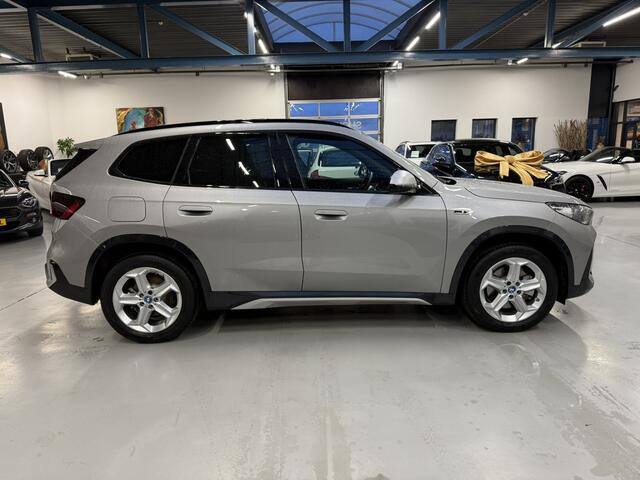 BMW X1 xDrive25e xLine LED Panoramadak Trekhaak LED Harman-Kardon Leder Stoelverwarming LED Keyless Entry 18 Inch