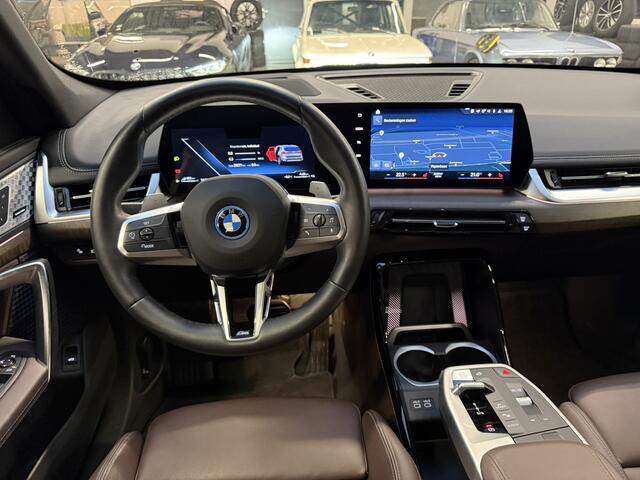 BMW X1 xDrive25e xLine LED Panoramadak Trekhaak LED Harman-Kardon Leder Stoelverwarming LED Keyless Entry 18 Inch