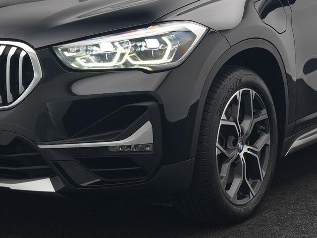 BMW X1 xDrive25e Sportline Plug In Hybrid 222pk Dealer O.H. PHEV | Trekhaak Afn. | Panodak | Head Up | Lederen Sportstoelen Verwarmd | LED Koplampen | Sfeerverlichting | Navigatie | Cruise Control | DAB |