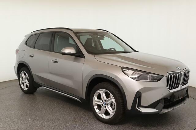 BMW X1 sDrive18iA xLine ** ADAPT. LED, LEDER, PANORAMA, TREKH, ADAPT. CRUISE, ACT. SPORTST ** 1e EIG - Ex BMW-AG - UNFALLFREI ** ** INFORMEER OOK NAAR ONZE AANTREKKELIJKE FINANCIAL-LEASE TARIEVEN **