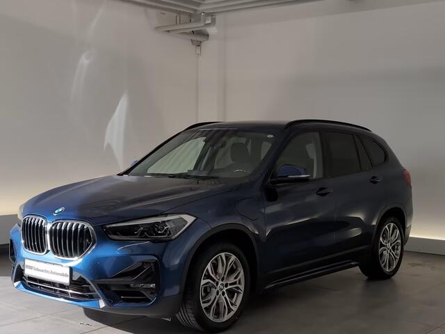 BMW X1 xDrive25e SPORTLINE ** LED, NAVI+, HALF-LEDER, TREKH, CAMERA, HuD, SPIEGELPACK ** 1e EIG - UNFALLFREI ** ** INFORMEER OOK NAAR ONZE AANTREKKELIJKE FINANCIAL-LEASE TARIEVEN **