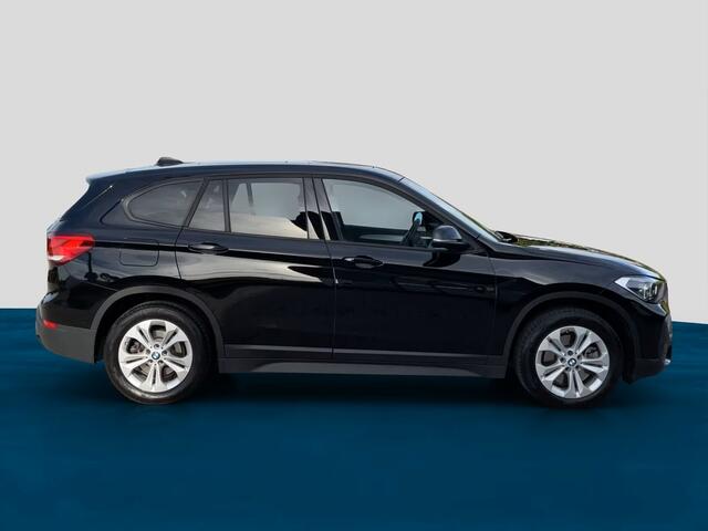 BMW X1 xDrive25e SPORTLINE ** LED, NAVI+, PANORAMA, KEYLESS, CAMERA, SPIEGELPACK, PRIVACY ** 1e EIG - UNFALLFREI ** ** INFORMEER OOK NAAR ONZE AANTREKKELIJKE FINANCIAL-LEASE TARIEVEN **