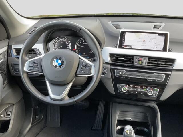 BMW X1 xDrive25e SPORTLINE ** LED, NAVI+, PANORAMA, KEYLESS, CAMERA, SPIEGELPACK, PRIVACY ** 1e EIG - UNFALLFREI ** ** INFORMEER OOK NAAR ONZE AANTREKKELIJKE FINANCIAL-LEASE TARIEVEN **