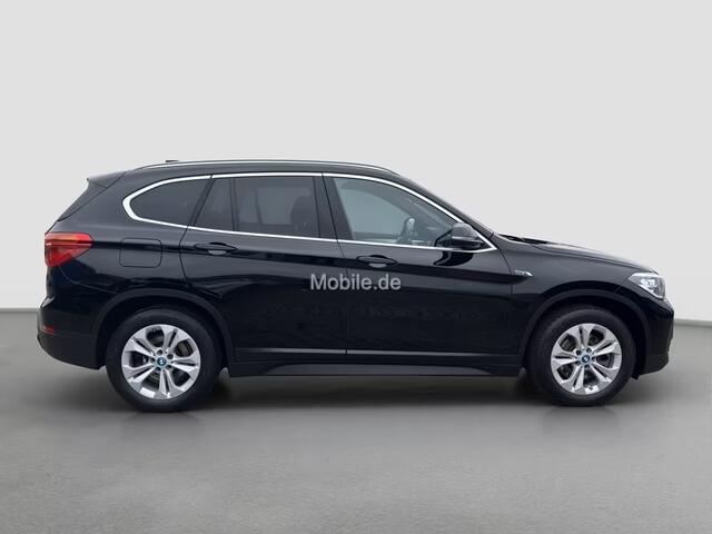 BMW X1 xDrive25e SPORTLINE ** LED, NAVI+, PANORAMA, KEYLESS, CAMERA, SPIEGEL, SPORTST, PRIVACY ** 1e EIG - UNFALLFREI ** ** INFORMEER OOK NAAR ONZE AANTREKKELIJKE FINANCIAL-LEASE TARIEVEN **