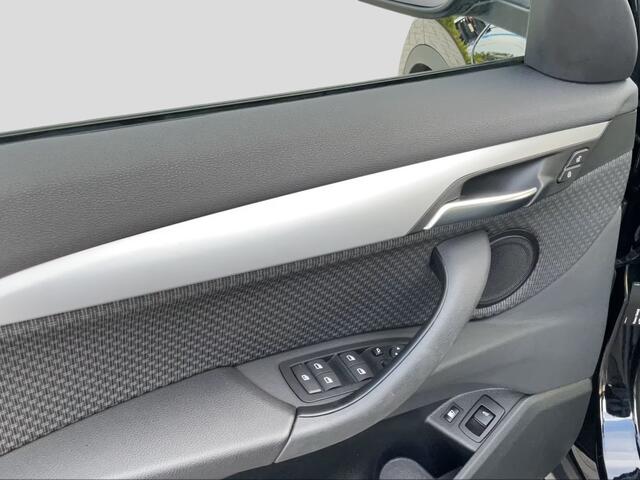 BMW X1 xDrive25e SPORTLINE ** LED, NAVI+, PANORAMA, KEYLESS, CAMERA, SPIEGEL, SPORTST, PRIVACY ** 1e EIG - UNFALLFREI ** ** INFORMEER OOK NAAR ONZE AANTREKKELIJKE FINANCIAL-LEASE TARIEVEN **