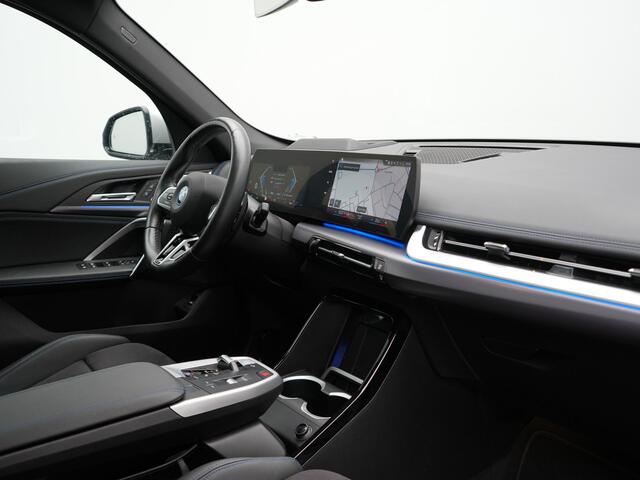 BMW X1 xDrive30e Plug In Hybrid 326pk Dealer O.H. PHEV | Panodak | Head Up | 360 Camera | Alcantara Sportstoelen Massage & Memory | Harman & Kardon | Stoelen & Stuur Verwarmd | Apple Carplay | 20"L.M | Blis | Keyless | Sfeerverlichting |