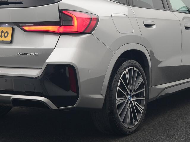 BMW X1 xDrive30e Plug In Hybrid 326pk Dealer O.H. PHEV | Panodak | Head Up | 360 Camera | Alcantara Sportstoelen Massage & Memory | Harman & Kardon | Stoelen & Stuur Verwarmd | Apple Carplay | 20"L.M | Blis | Keyless | Sfeerverlichting |
