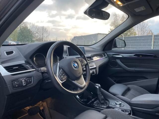 BMW X1 xDrive25e SPORTLINE ** LED, NAVI+, PANORAMA, ADAPT. CRUISE, CAMERA, PRIVACY, 18-inch LMV ** 1e EIG - UNFALLFREI ** ** INFORMEER OOK NAAR ONZE AANTREKKELIJKE FINANCIAL-LEASE TARIEVEN **