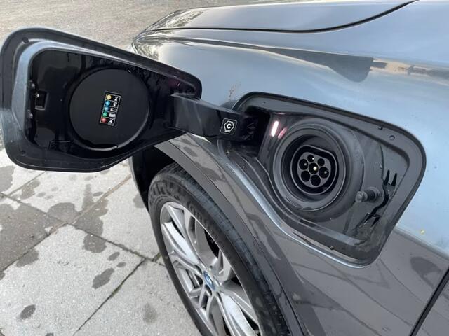 BMW X1 xDrive25e SPORTLINE ** LED, NAVI+, PANORAMA, ADAPT. CRUISE, CAMERA, PRIVACY, 18-inch LMV ** 1e EIG - UNFALLFREI ** ** INFORMEER OOK NAAR ONZE AANTREKKELIJKE FINANCIAL-LEASE TARIEVEN **