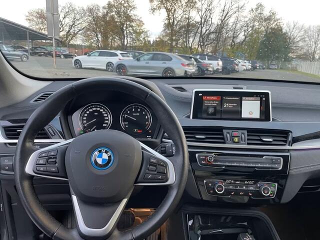 BMW X1 xDrive25e SPORTLINE ** LED, NAVI+, PANORAMA, ADAPT. CRUISE, CAMERA, PRIVACY, 18-inch LMV ** 1e EIG - UNFALLFREI ** ** INFORMEER OOK NAAR ONZE AANTREKKELIJKE FINANCIAL-LEASE TARIEVEN **