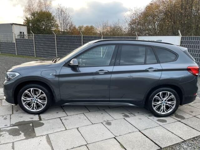 BMW X1 xDrive25e SPORTLINE ** LED, NAVI+, PANORAMA, ADAPT. CRUISE, CAMERA, PRIVACY, 18-inch LMV ** 1e EIG - UNFALLFREI ** ** INFORMEER OOK NAAR ONZE AANTREKKELIJKE FINANCIAL-LEASE TARIEVEN **