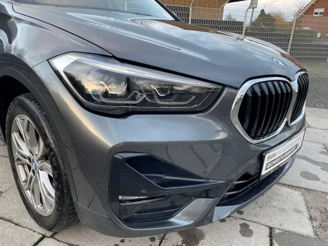 BMW X1 xDrive25e SPORTLINE ** LED, NAVI+, PANORAMA, ADAPT. CRUISE, CAMERA, PRIVACY, 18-inch LMV ** 1e EIG - UNFALLFREI ** ** INFORMEER OOK NAAR ONZE AANTREKKELIJKE FINANCIAL-LEASE TARIEVEN **