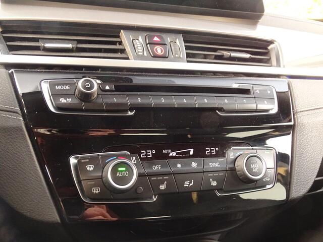 BMW X1 xDrive20i High Exe. X-line LCI | GrootNav | HUD | 4WD | Trekhaak | Leer | Stoelverw | Keyless